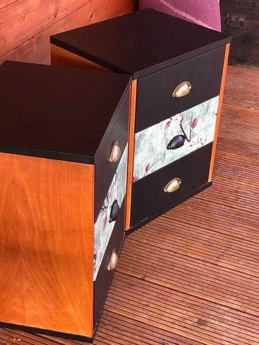 Duas mesas de cabeceira em tons de preto, madeira e papel fantasia