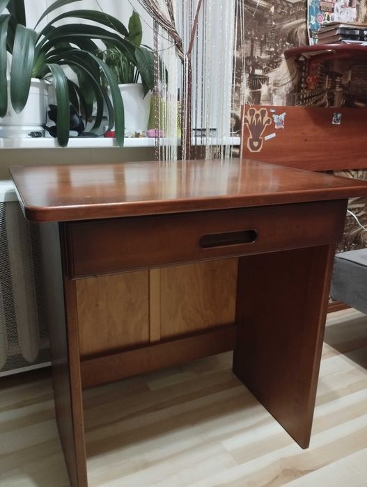 Письмовий стіл з дерева дешево. Вживаний.Розмвр 75 см /60 см