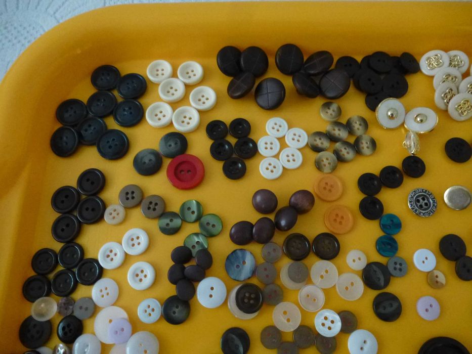 2 Lotes de botões , antigos e recentes