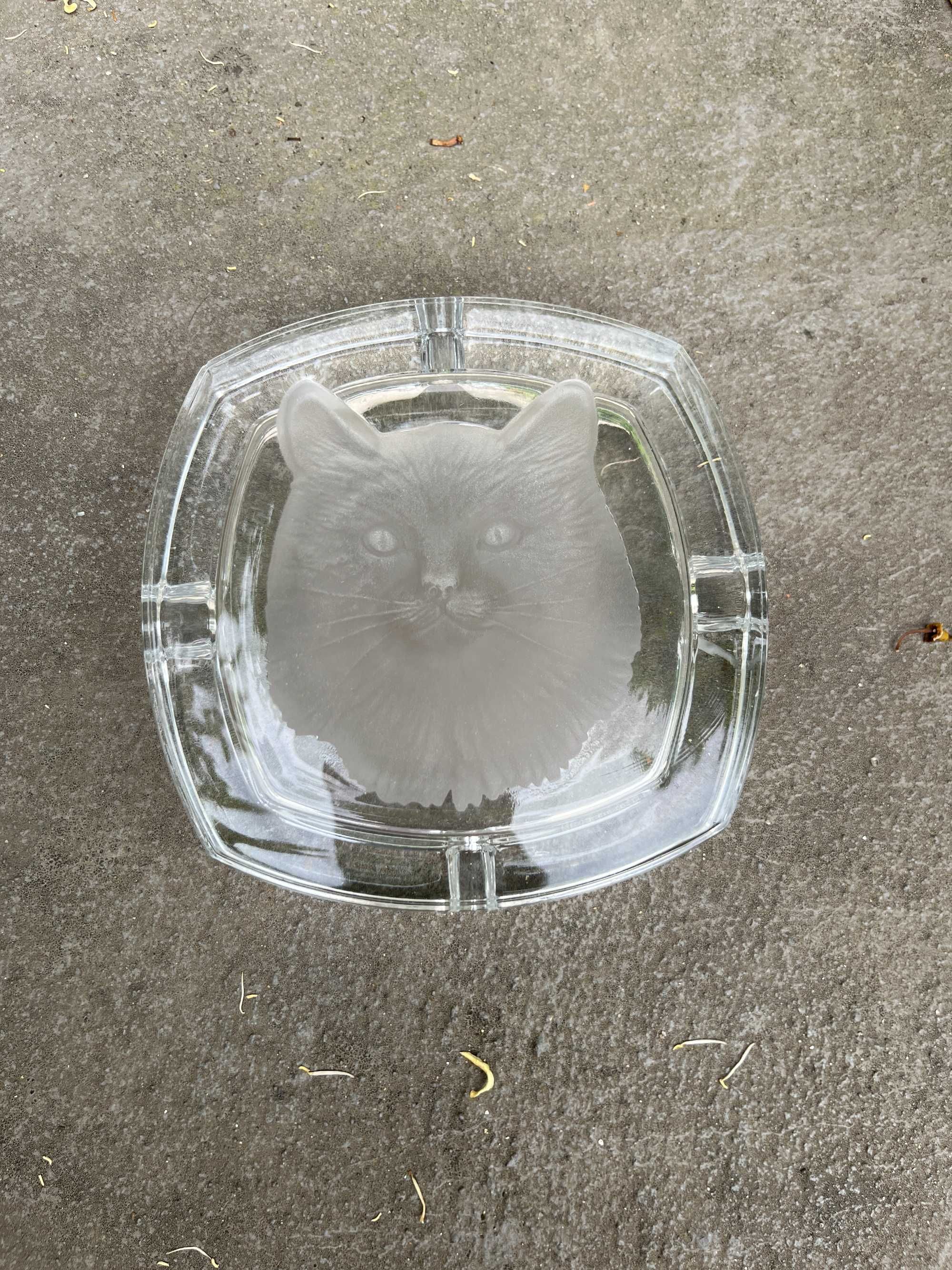Cinzeiro de vidro com um gato