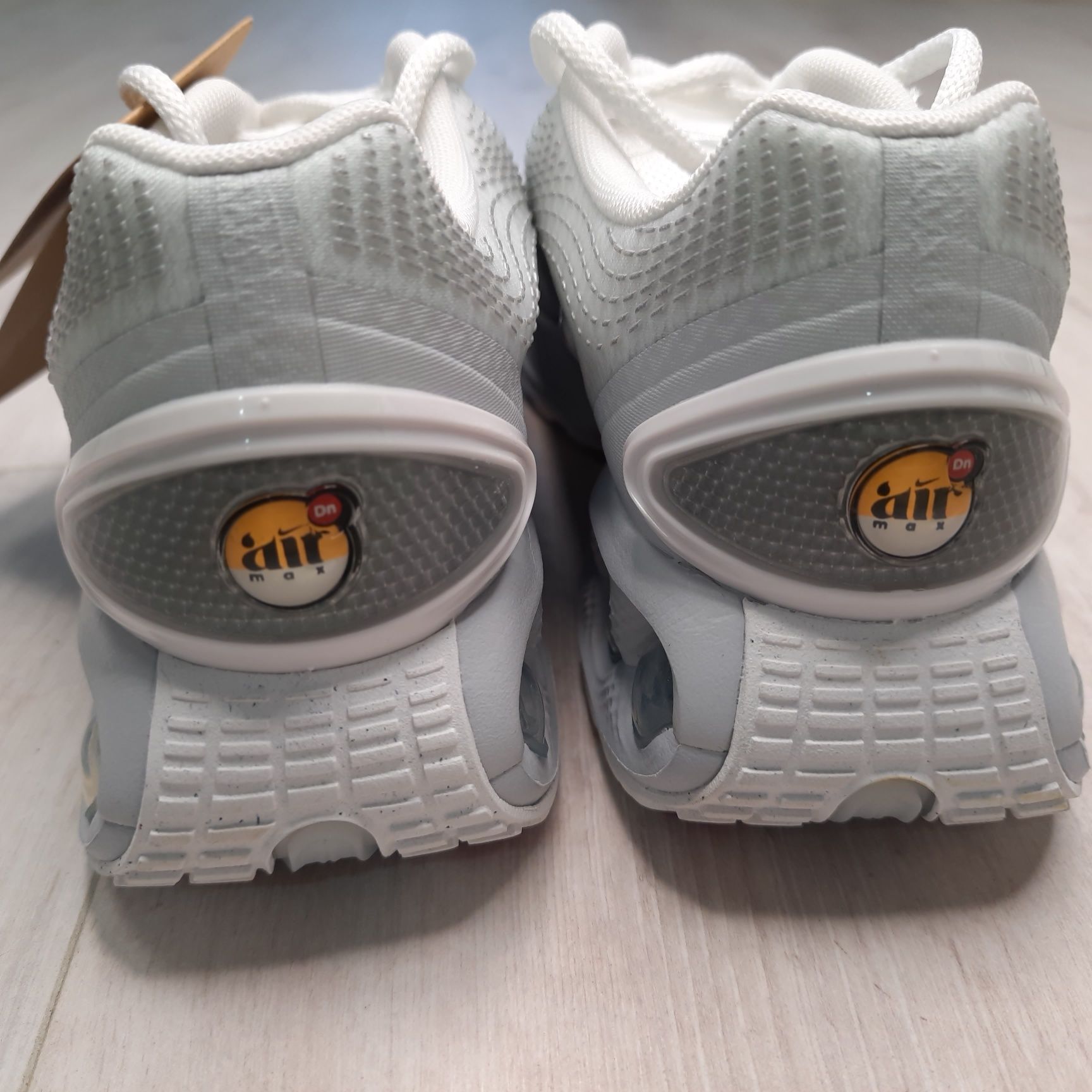 Оригінальні жіночі кросівки NIKE W AIR MAX DN FJ3145-100

9