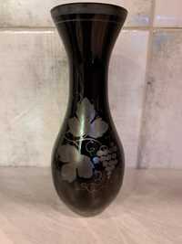 Czarny wazon ręcznie zdobiony