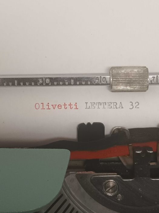 Máquina de escrever Olivetti Lettera 32
