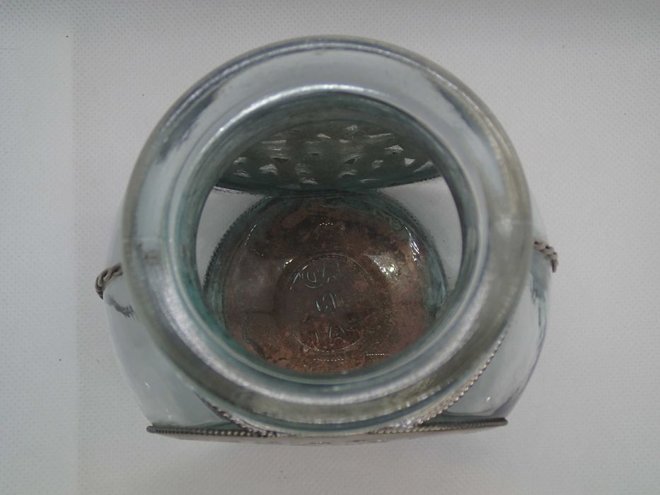 Frasco antigo em vidro e metal