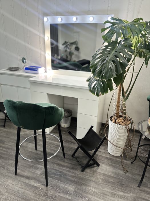 Оренда кушетки , стіл бровіста, візажиста.