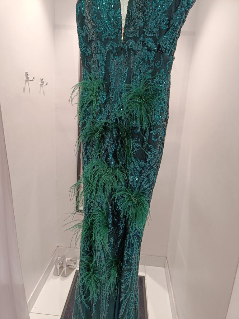 Suknia cekinowa z piórami