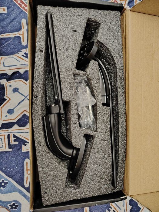 Espelhos novos na caixa rebatíveis dá para adaptar em várias motas.