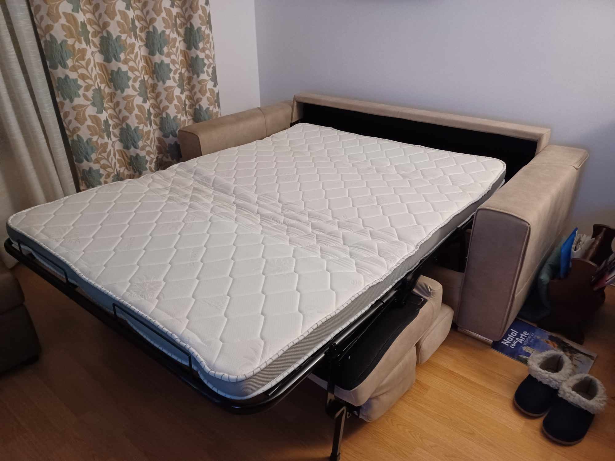 Sofá cama, cor bege como novo