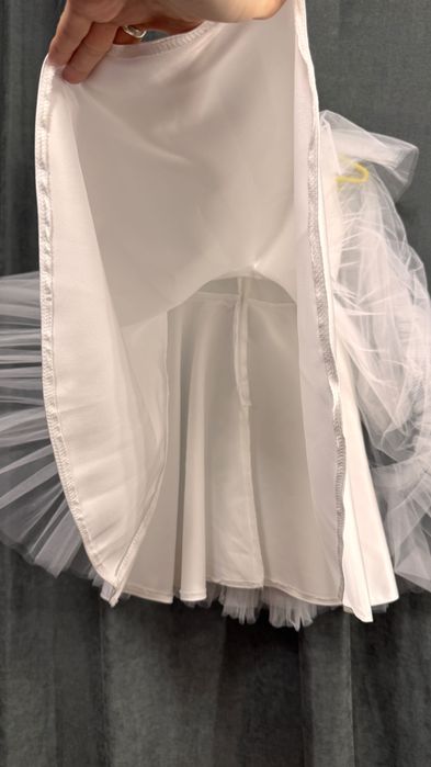 Ніжна дитяча сукня білого кольору