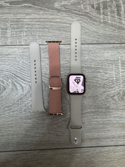 Apple Watch SE Gold Aluminum Case Starlight Sport Band 40 mm
