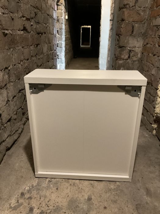 Biała szafka wisząca