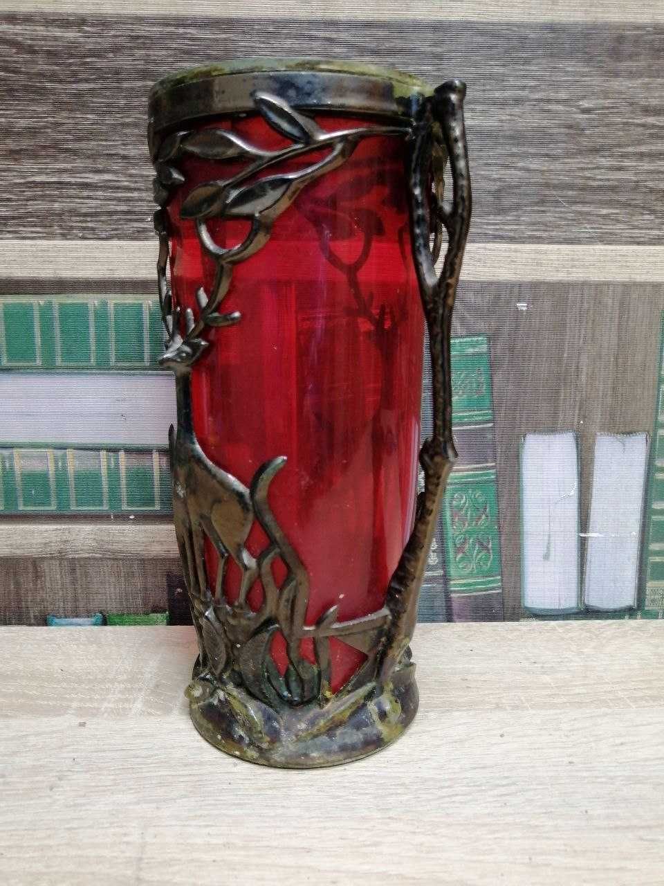 Шикарная ваза Олень, металл в красном стекле
