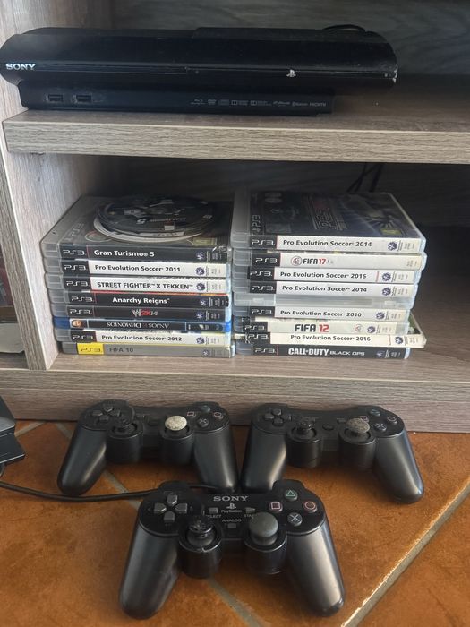 Ps3 com 3 comanfos e muitos jogos