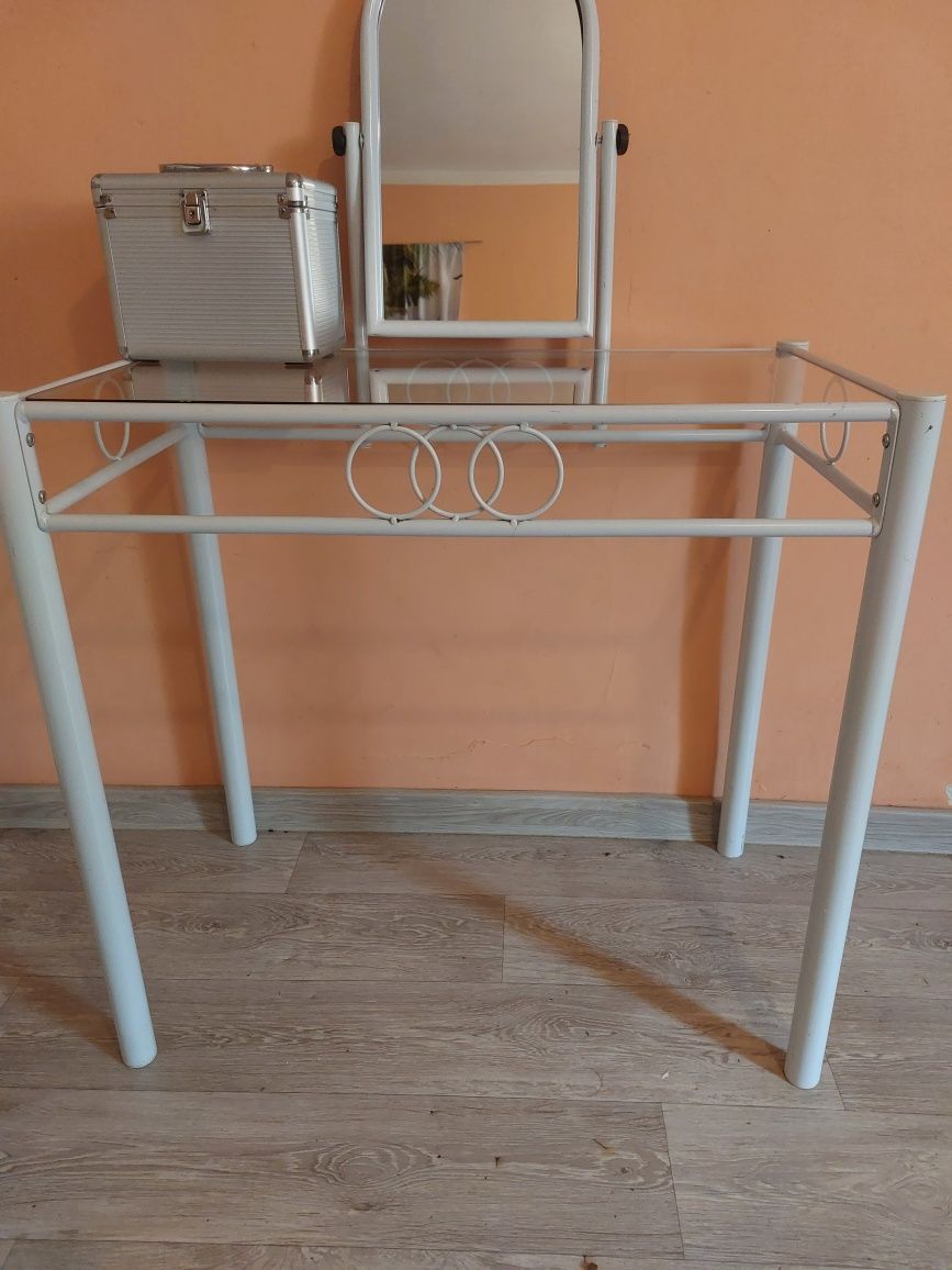 Toaletka z szklanym blatem
