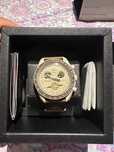 Omega x Swatch SO33L100 Uran - Uniwersalny na każdą okazję