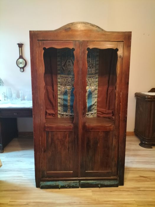 Sprzedam bardzo starą szafę