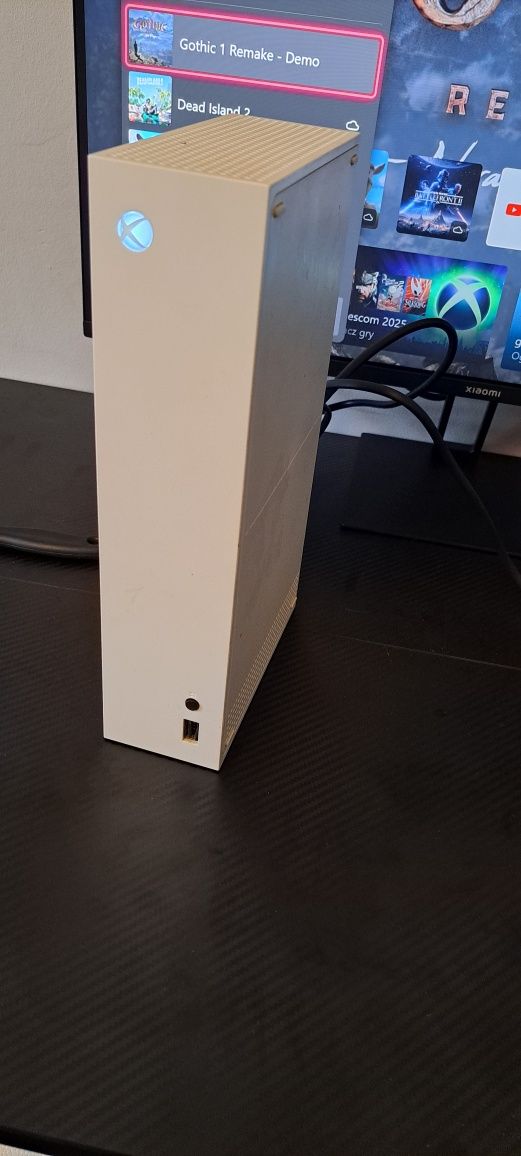 Xbox Series S + pad + podstawka Cobra (baterie, LED, wieszak)