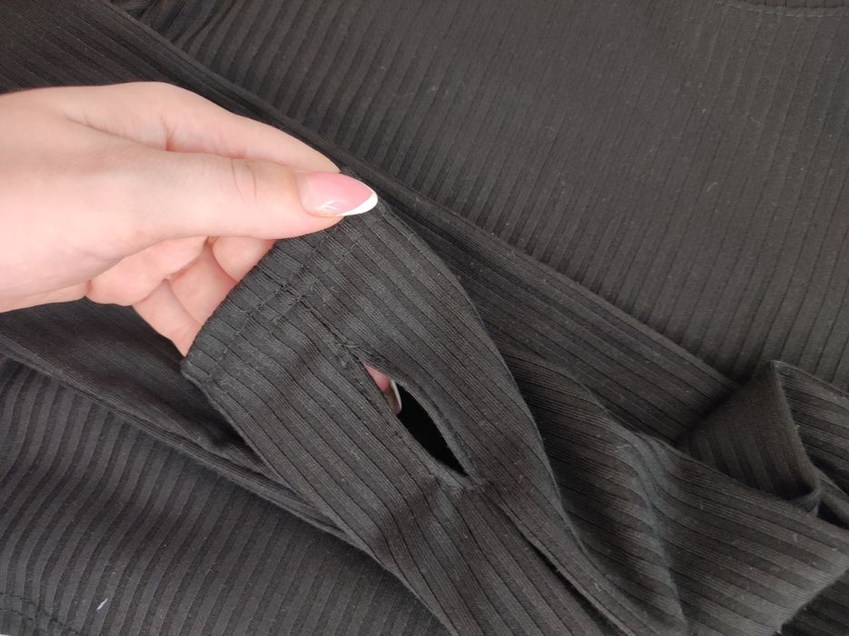 Жіночий топ з вирізом на пальчику