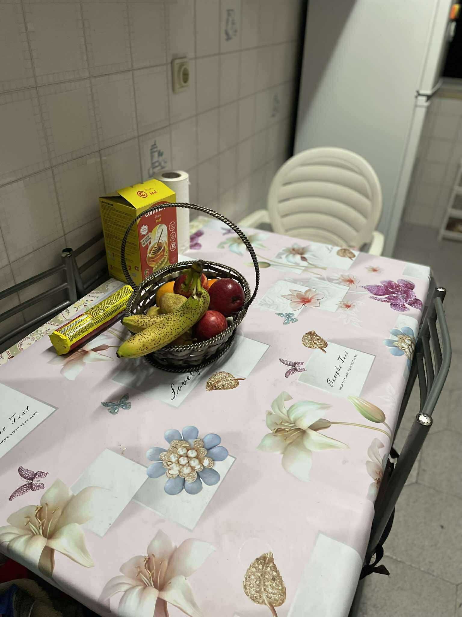 Mesa de Cozinha +4 Cadeiras 40€