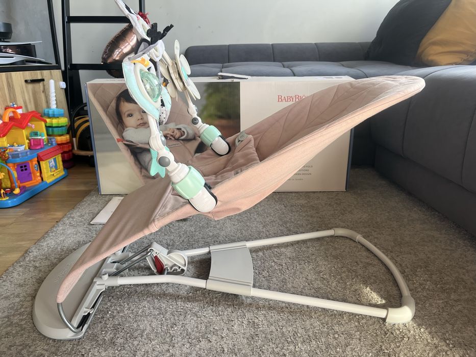 Leżaczek dziecięcy Babybjorn Bliss różowy Tiny Love łuk magiczna krain
