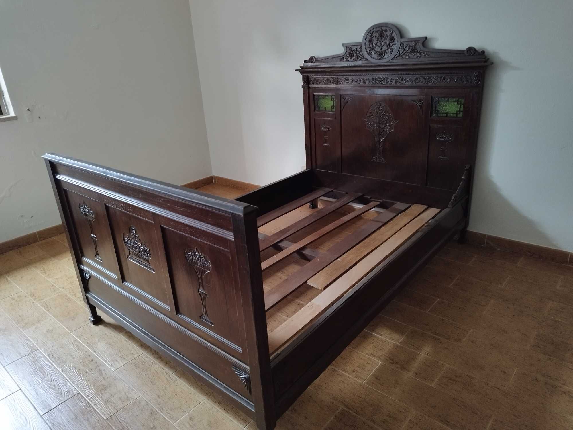 Cama antiga com detalhes únicos