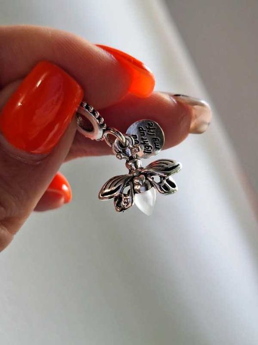 Zawieszka Robaczek Świętojański Charm's, Świetlik świecący w ciemności