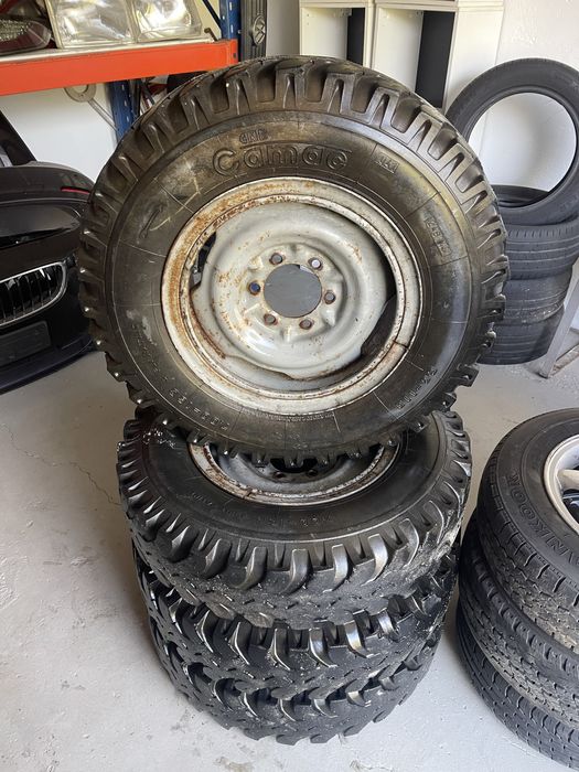 Jantes Toyota com pneus BJ40 em otimo estado