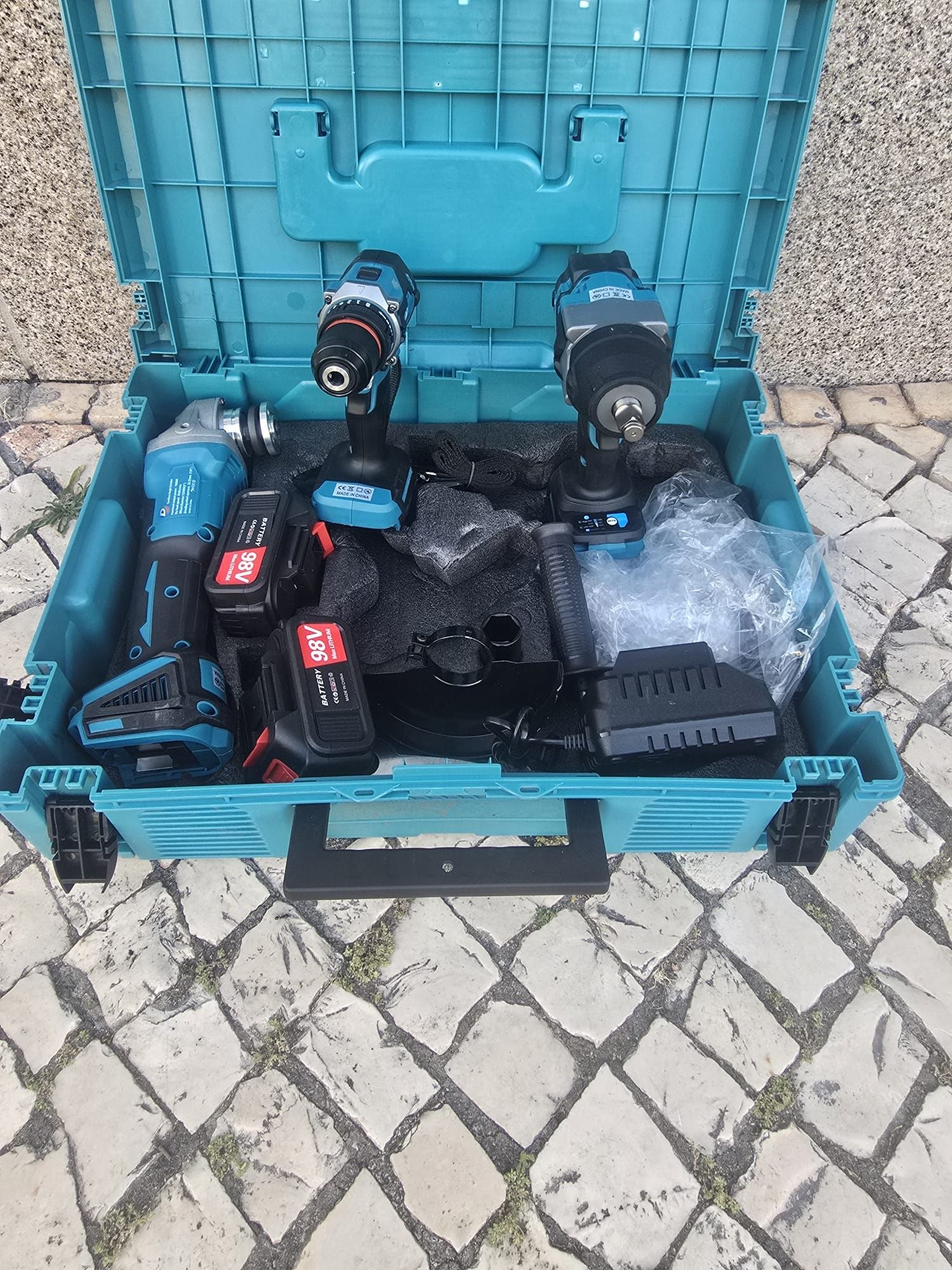 Conjunto de três peças como duas baterias novos