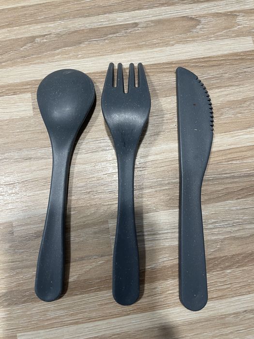 Zestaw kuchenny - pojemniki Ikea, kubki i krajalnica do ciasta, sztucc