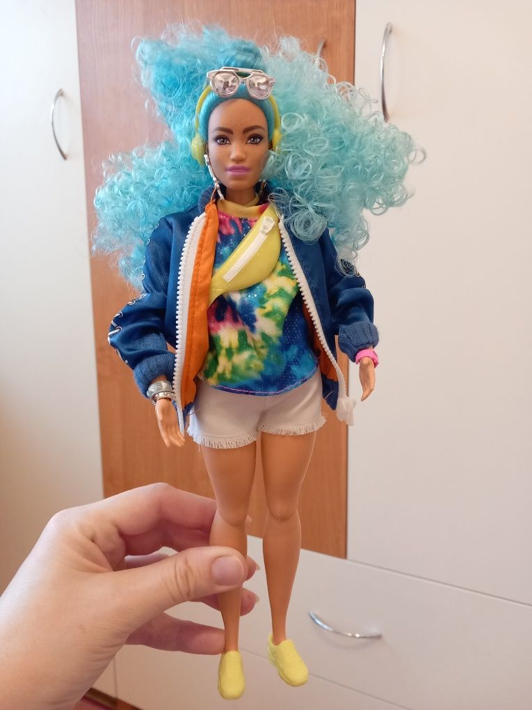 Lalka Barbie z deskorolką