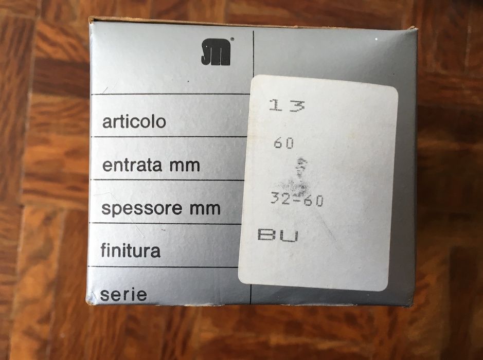 Puxadores tubulares azuis série Premi Apri