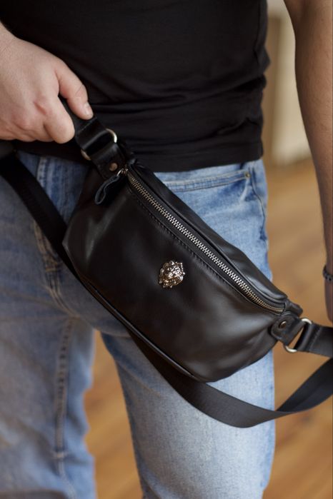 Стильна шкіряна бананка, чоловіча сумка на грудь з натуральної шкіри