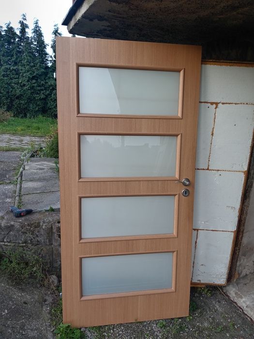 Drzwiz futrynami z demontażu