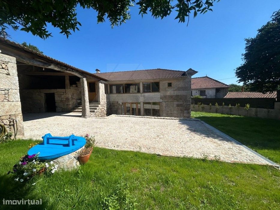 Casa em pedra restaurada, em Cossourado