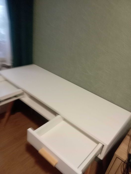 Białe biuirko/toaletka z szufladami