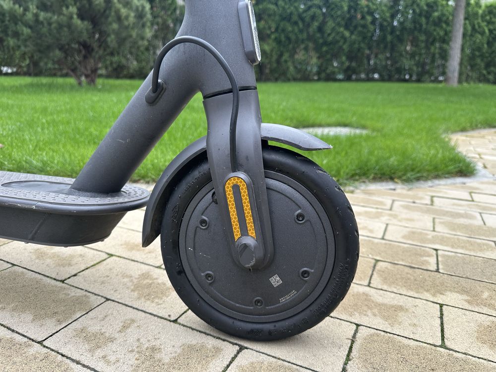 Електросамокат Xiaomi Mi Electric Scooter Essential