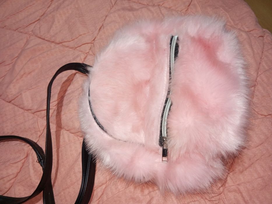 Pequena mala pelo rosa.