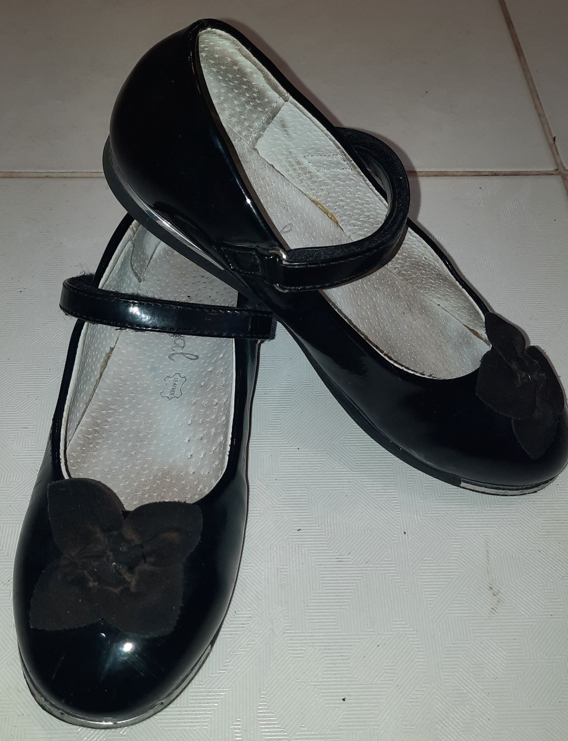 Чорні лакові туфлі з натуральної шкіри для дівчинки