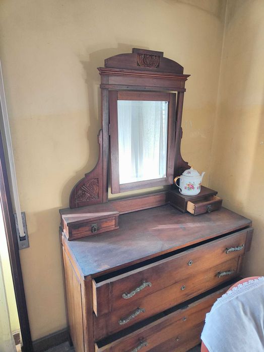 Ofereço mobiliário de quarto e sala de jantar