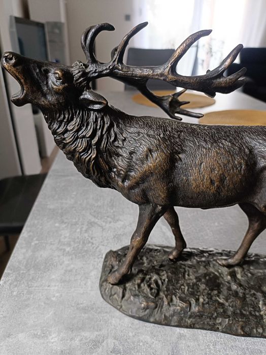 Sprzedam piękną starą rzeźbę Jelenia na rykowisku z brązu