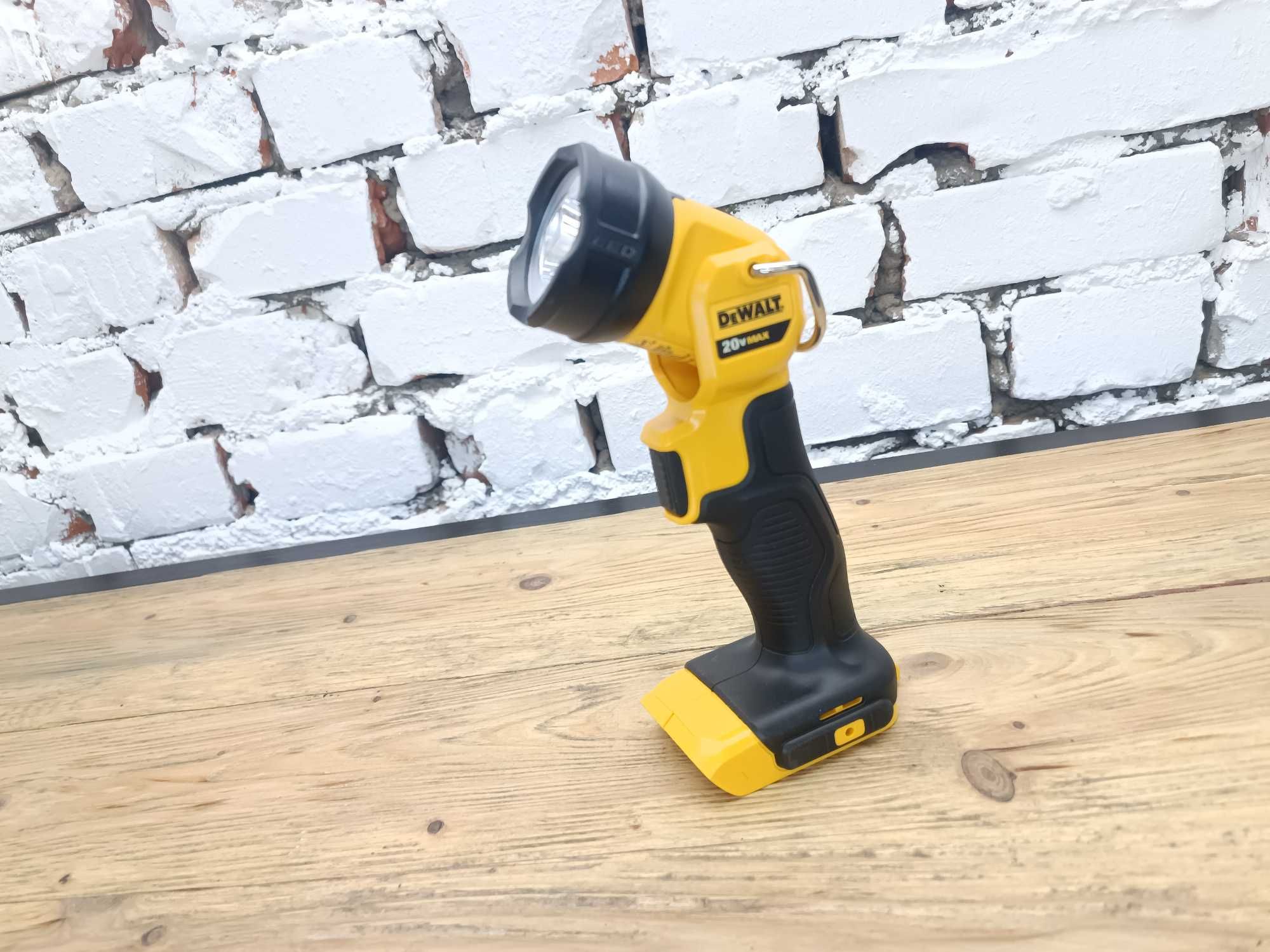 Світлодіодний ліхтарик LED DeWalt 20v DCL040 з США Оригінал