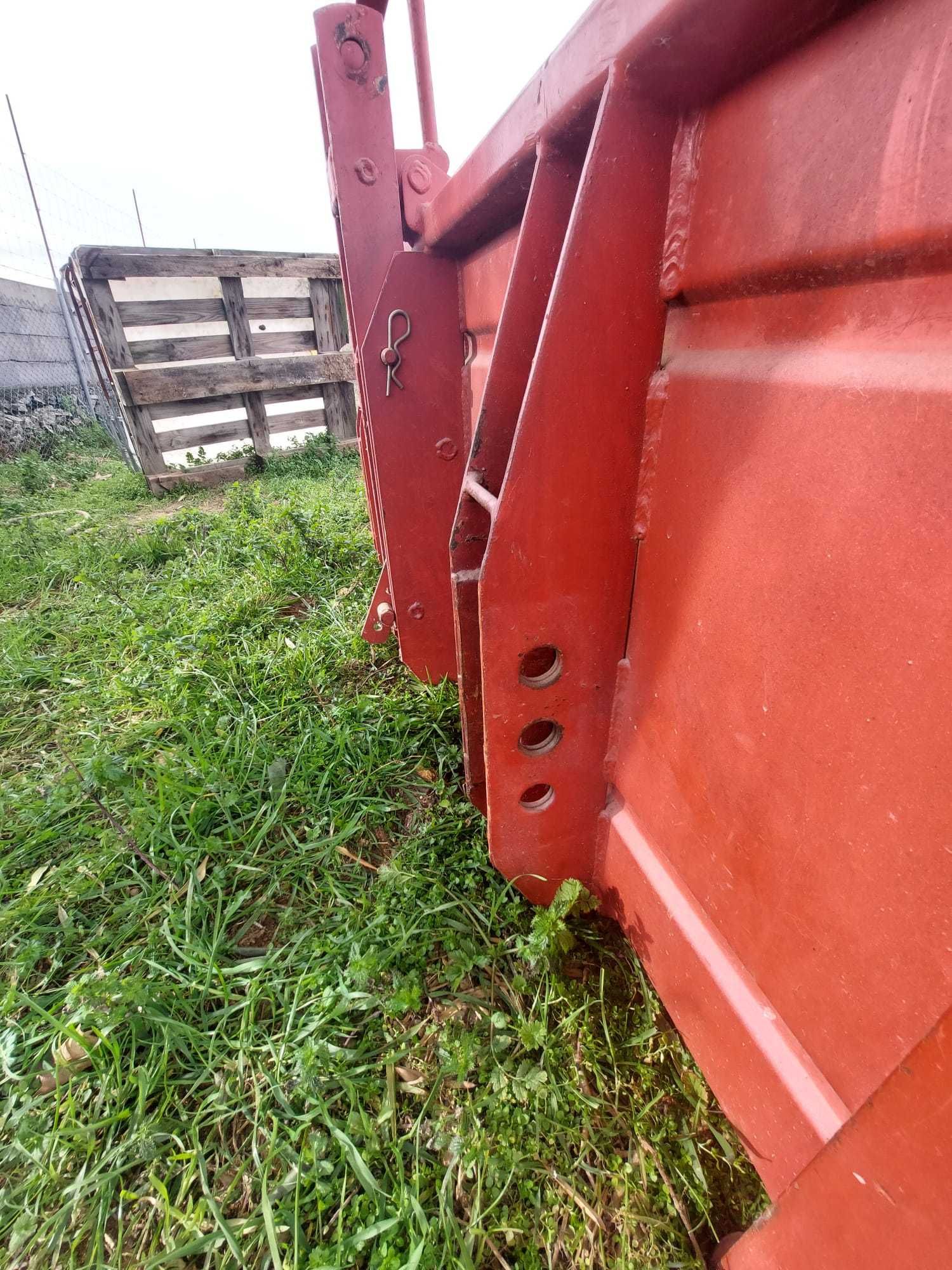 Caixa de carga com descarregamento.