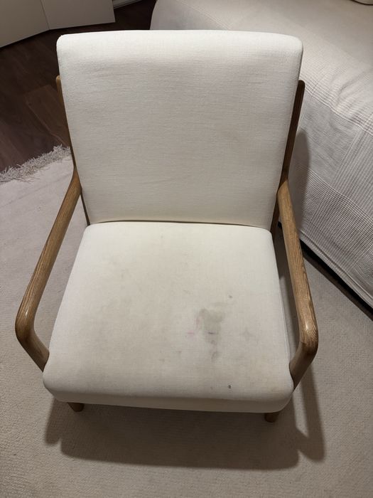 Poltrona Zara Home de madeira de freixo em linho branco creme