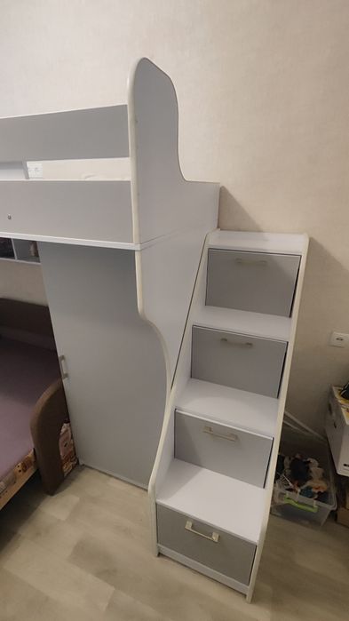 Двоярусне ліжко з диваном