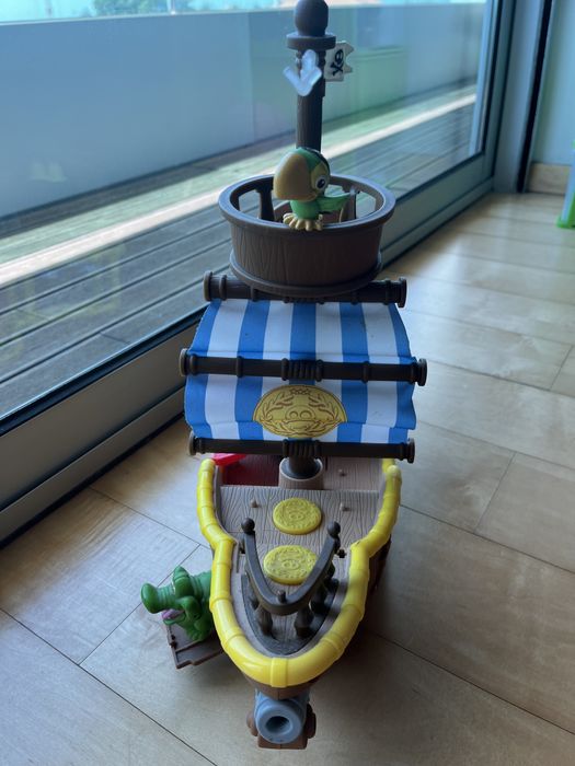 Barcos de pirata, cars e extraterres