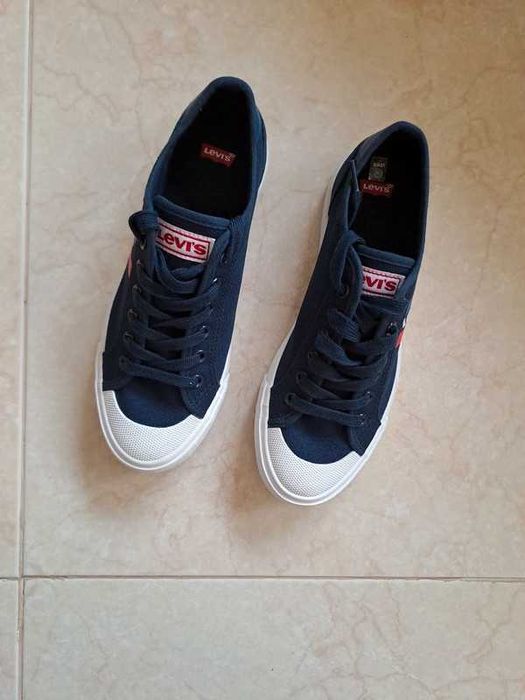 Tenis Levis novos 39