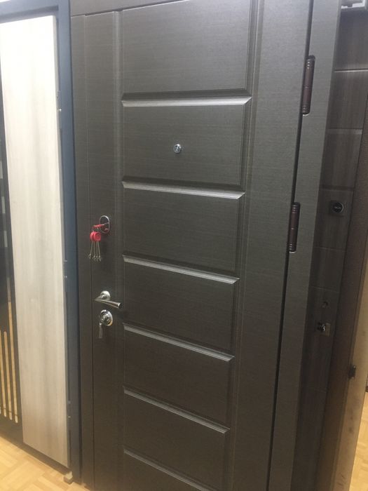 Двері вхідні , міжкімнатні.Фурнітура