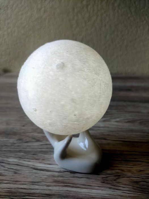 Світильник у формі місяця