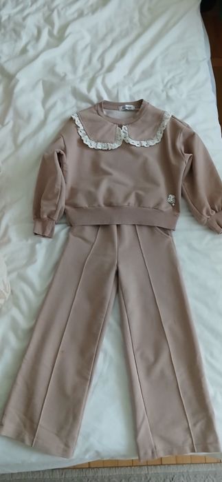 Светр та штани для дівчинки.