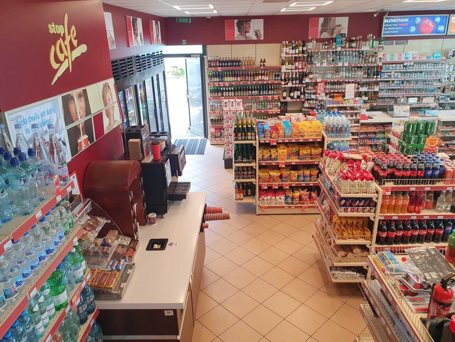 Meble i wyposażenie sklepu stacji paliw.